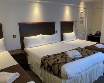 The George Hotel - Reading - Bedroom