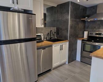 Appartement Style Urbain Très Tranquille Situés a 5 min du Vieux Terrebonne - Laval - Kitchen
