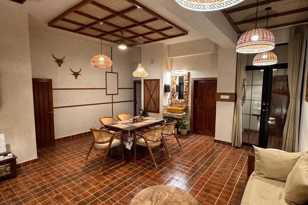 شانتي إن دورميتوري - فاراناسي - غرفة طعام