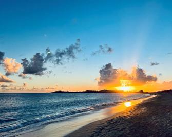 Perfect beach front condo in Simpson Bay Beach 2 bedroom+ Loft, 2.5 Baths. - Simpson Bay - Strand