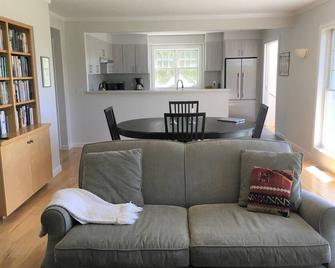 Serene hilltop retreat on 12 acres, minutes from Ragged Mountain Resort - Danbury - Living room