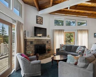 Charming Condo On The Bike Path, Minutes To Petoskey And Harbor Springs! - Petoskey - Living room