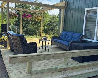 Charming Barndominimum is in pleasant and quiet secluded woods. - Benzonia - Patio