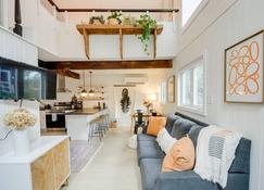 Cozy Green Mountain Chalet in Putney Town - Putney - Living room