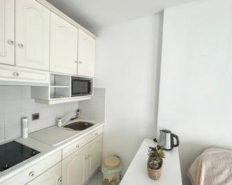 2 Pieces Proche mer - Antibes - Kitchen