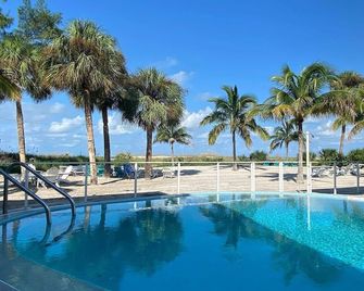 The Molloy - A Boutique Beach Resort - Treasure Island - Piscine