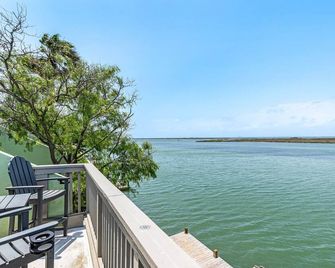 Tranquil Waterfront Escape | Stunning Sunset Views - Corpus Christi - Balcony