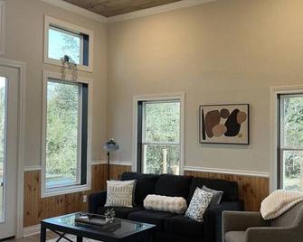 Cozy Cottage Retreat in Nature - Cedar Creek - Sala de estar