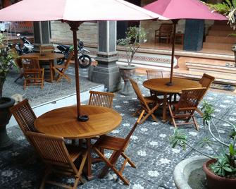 Agus Beach Inn - Kuta - Patio