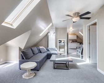 Big Eat Street Retreat~13+ Beds For Large Groups! - Minneapolis - Living room