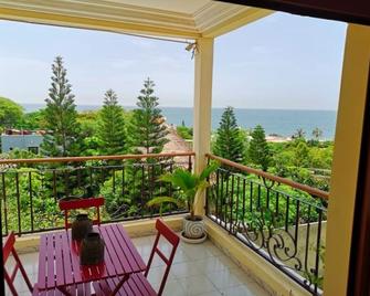 Spacious, airy and child-friendly holiday home with sea views - Toubab Dialaw - Balcony