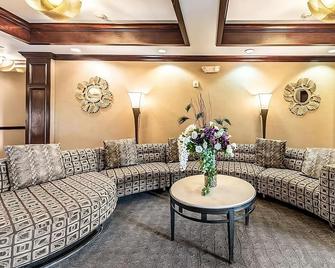 Comfortable Stay in Red Lion Inn & Suites Mineral Wells! Free Parking! - Mineral Wells - Lounge