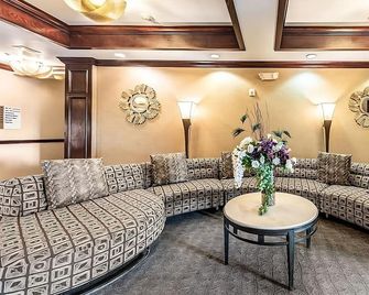 Comfortable Stay in Red Lion Inn & Suites Mineral Wells! Free Parking! - Mineral Wells - Lounge