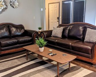 Halona House: Walking Distance to Hard Rock Casino! - Catoosa - Living room