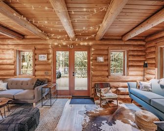 Snowline Cabin #81 - Hot Tub - Wifi - Pets Ok - Glacier - Living room