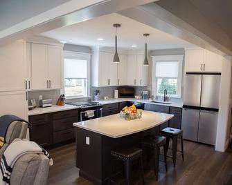 Newly renovated home walking distance to Notre Dame - South Bend - Kitchen