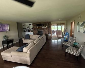 Stargaze & Soak! Private Acreage with Hot Tub, Firepit & Chickens - Nebraska City - Obývací pokoj