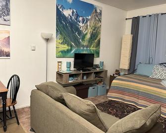 Great condo, 6 pm checkout OK -just ask!! 2 min. to ski shuttle - Bear Valley Ski Area - Living room