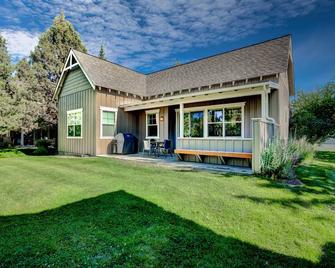 Eagle Crest Desert Sky Retreat - Hot Tub, Dogs Ok - Redmond - Building