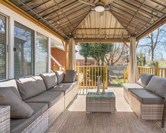 Spacious Living Less than 2 miles from Elon University! - Burlington - Balkón