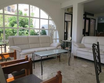 Sea N Lake View Hotel Apartments - Larnaca - Living room