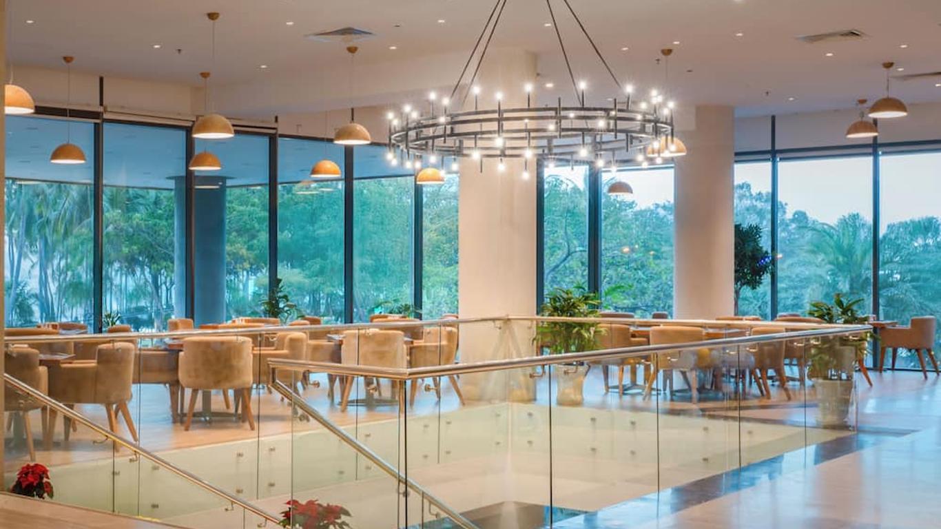 Starcity Hotel & Condotel Beachfront Nha Trang