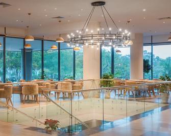 Starcity Hotel & Condotel Beachfront Nha Trang - נה טראנג - מסעדה