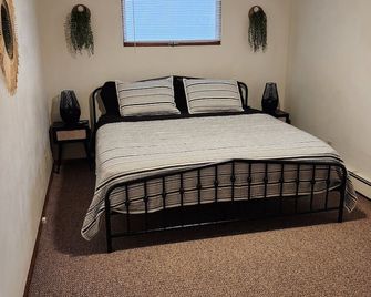 Spacious 2 bedroom apartment - Thomasboro - Bedroom