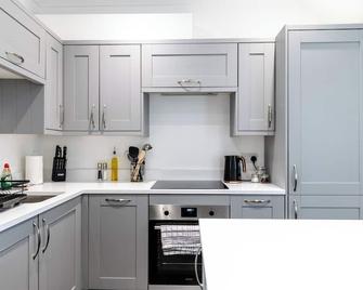 Highly Rated 2-Bedroom House Minutes from Mumbles Beach with a Patio - Gowerton - Kitchen
