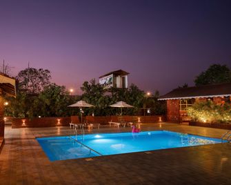 Crimson Bricks & Woods, Resort Style Cottages - Karjat - Pool