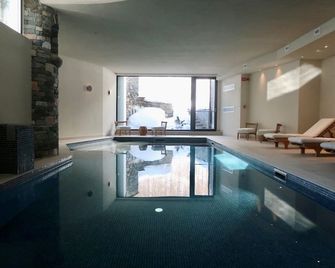 維爾德特恩小木屋酒店 - 布勒伊-切爾維尼亞 - 游泳池