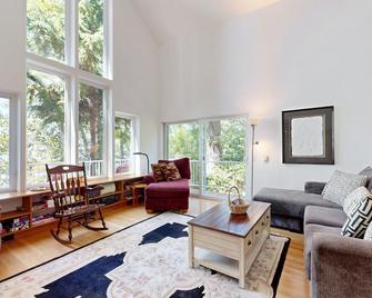 Custom dog-friendly home with Netarts Bay views - includes a separate casita - Tillamook - Huiskamer