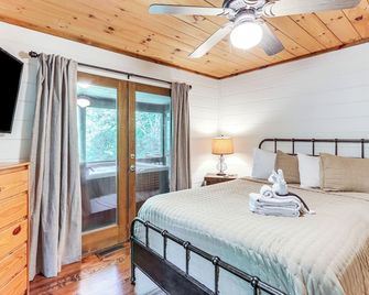Creek Front Cabin with Hot Tub and Fire Pit - Blue Ridge - Habitación