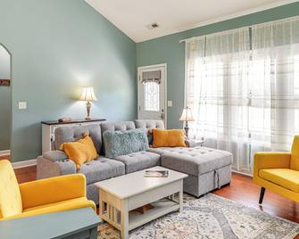 Sneads Ferry Home Close to Beaches and Boat Ramp! - Sneads Ferry - Living room