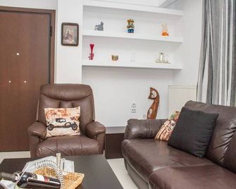 Nina's Villa, Cosy Seaview Retreat - Verga - Sala de estar