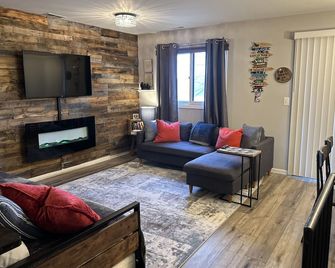 3 Bedroom Ski On Ski Off Condo With Great Views. Unique Property! Near Spa - McAfee - Sala de estar