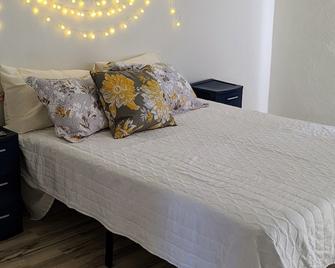 The Lighthouse: Simple, Stylish Comfort in Central Carlsbad - Carlsbad - Bedroom