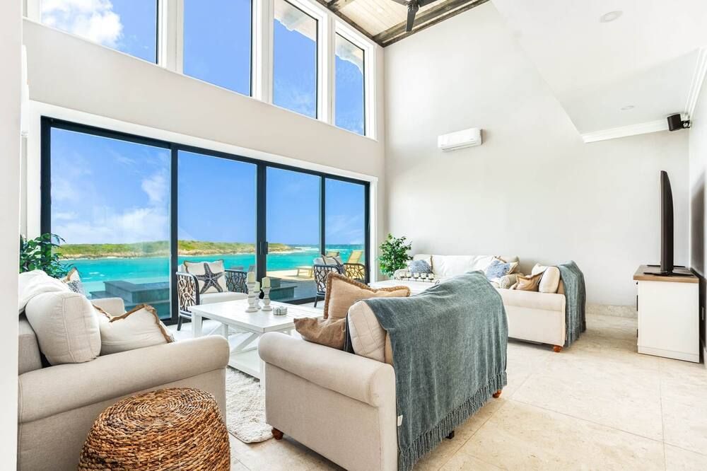 Marina Beach Villa, Marina Beach Villa - Private 70’ dock restaurants within golf cart distance - Rokers Point Settlement - סלון