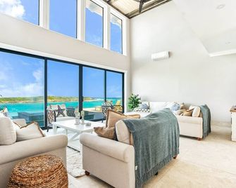 Marina Beach Villa, Marina Beach Villa - Private 70’ dock restaurants within golf cart distance - Rokers Point Settlement - Living room