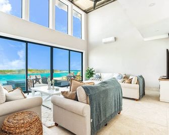 Marina Beach Villa, Marina Beach Villa - Private 70’ dock restaurants within golf cart distance - Rokers Point Settlement - Sala de estar