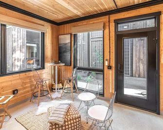 BlockhouseLife - A new way to travel! with Wi-fi - Spokane - Living room