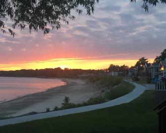2 BR Cottage with Lake View at Sherkston Resort, Sleep 6 - Port Colborne - Outdoors view
