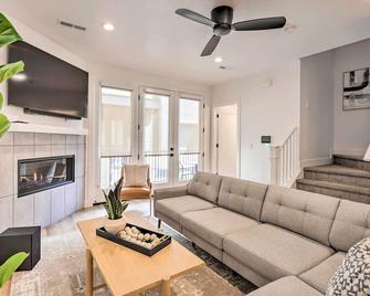 Modern-Chic Provo Townhome 1 Mi To Byu Campus - Provo - Living room