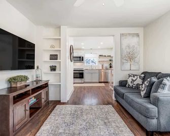 Baby Blue Cottage Downtown Hot Tub Bbq Fire Pit - Colorado Springs