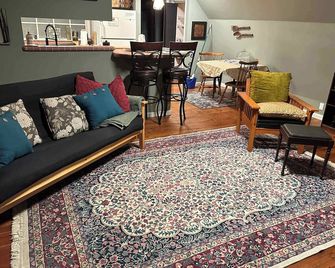 TreeHouse Cabin in the forest /opt hot tub - Franklin - Living room