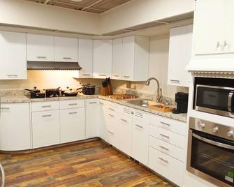 The Grant School, est. 1907 - Fort Morgan - Kuchyň