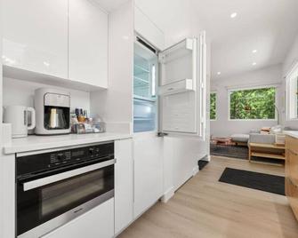 Fresh Catch New Modern Cottage - Bar Harbor - Kitchen