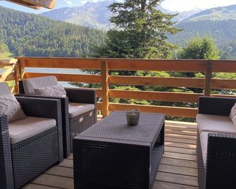 Campan Payolle: Nicely Decorated Chalet On Two Levels With Breathtaking View Of Mountains And Lake - Campan - Balcón