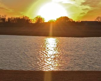 Beautiful Lodge Style Living. Hunting And Fishing Available. Pet Friendly. - Independence - Vista del exterior