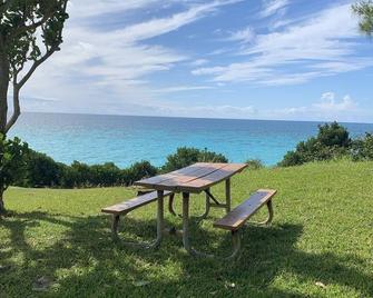 Two Bedroom with Private Dock near Golf and Beach - Southampton - Patio